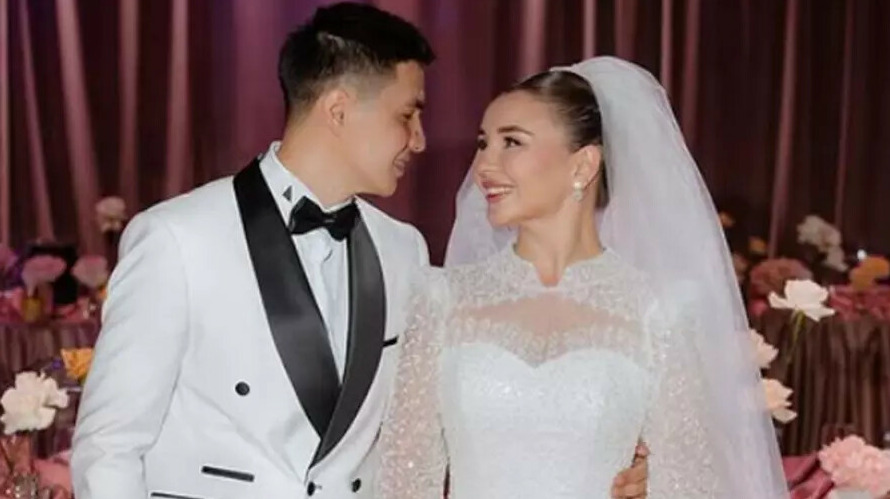 Ол телефонмен сөйлескен кезде оны трахает Аяғы жоқ қызбен жыныстық қатынас видеосы