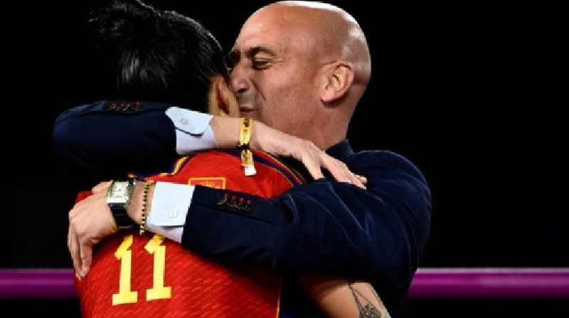 Футболшы қызды ернінен сүйген федерация басшысына қатысты Германия СІМ пікір білдірді