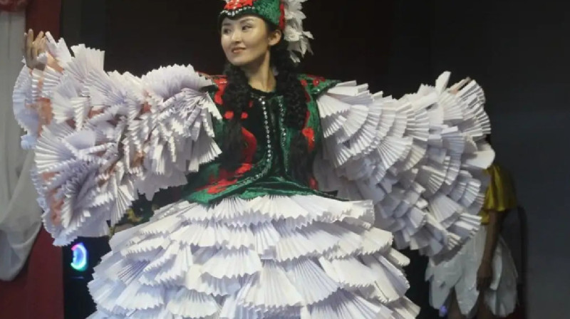 Әйелдер колониясындағы байқауда қағаздан салмағы 40 кг көйлек "тігілді"