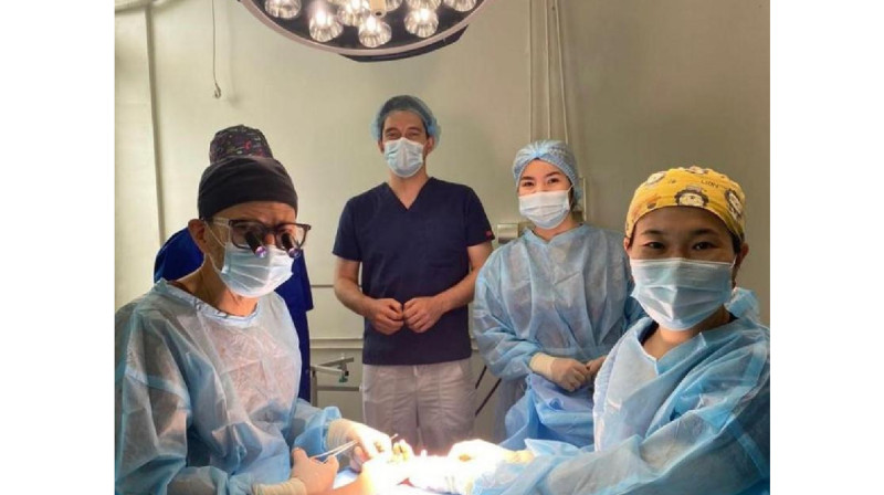 Ота: Алматыда 1,5 жасар бүлдіршіннің башпайы қолына ауыстырып тігілді  