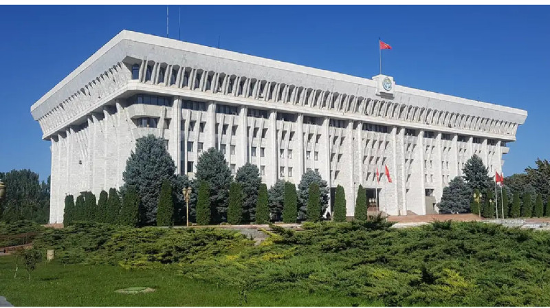 Азамат Әкенеев: Қырғызстан экономикалық дағдарысқа ұшырауы мүмкін