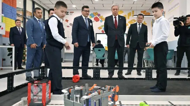 Мемлекет басшысы SANA оқушылар сарайын аралап көрді