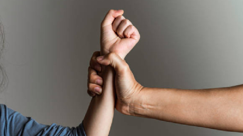 Алматыда шетелдік жігіт қызды соққыға жықты