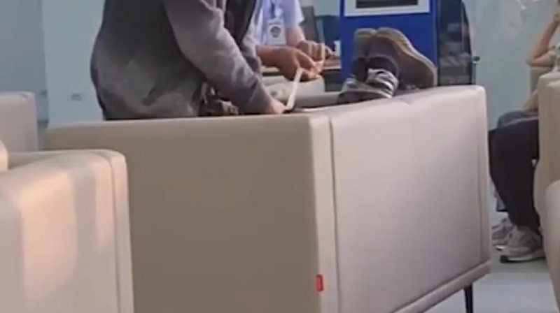 Күзетші тәртіп бұзған азаматты скотчпен орап тастаған