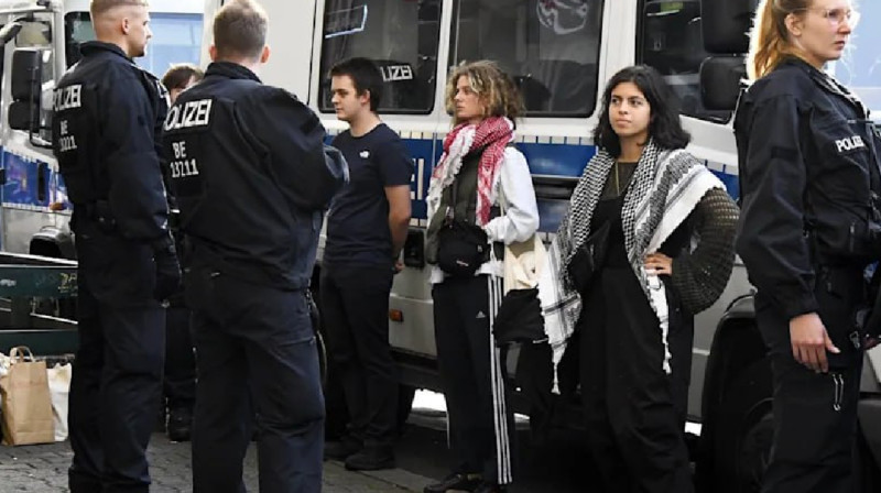 Берлинде оқушылар Палестина үшін шерулеткен