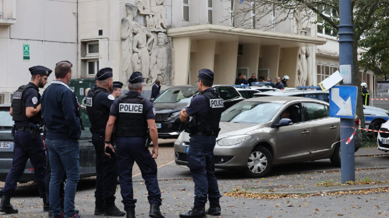 «Аллаһу әкбар». Францияда ер адам мектепке пышақпен шабуылдаған