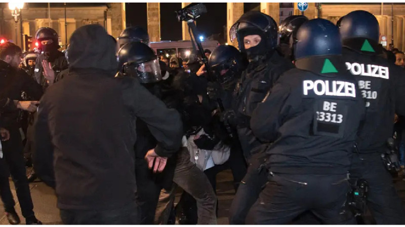 Берлинде палестиналықтарды жақтаған демонстранттар полицияға шабуыл жасады