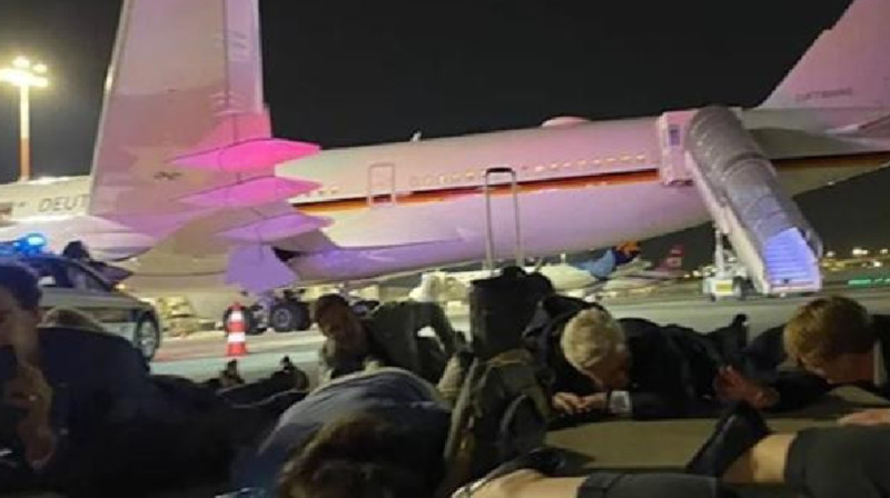 Шольц ұшақтан түсіп, жерге жатуға мәжбүр болды