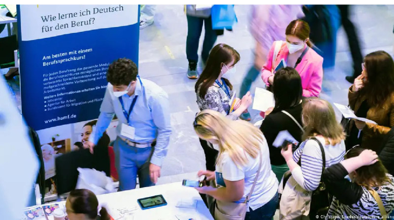 Украиндардың 18 пайызы шетелде қалғысы келеді