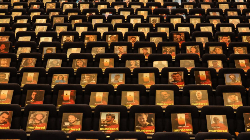 Акция: Тель-Авив алаңындағы 203 адамға арналған бос үстел