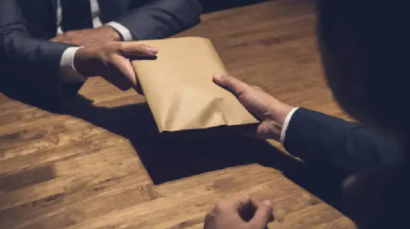 Бішкекте жер телімдерін заңсыз берген шенеуніктер қамауға алынды