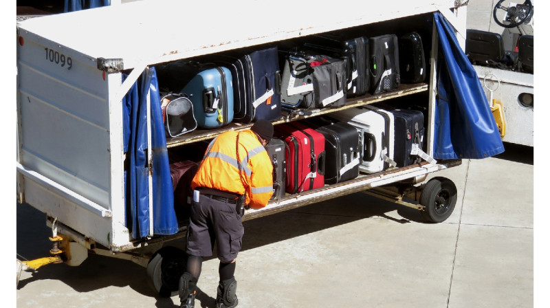 Астана әуежайының қызметшілері жолаушылар жүгін тонап келген