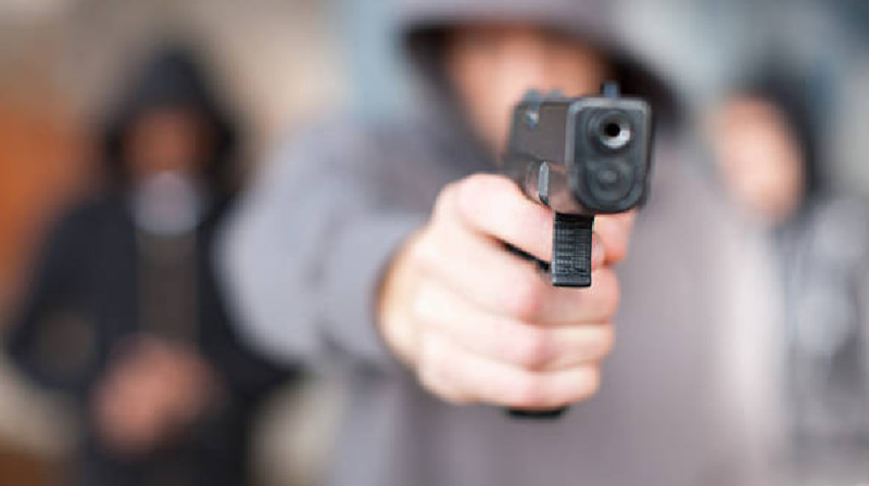 Ауруханаға басып кіріп, дәрігерлерге «тапанша» кезеген