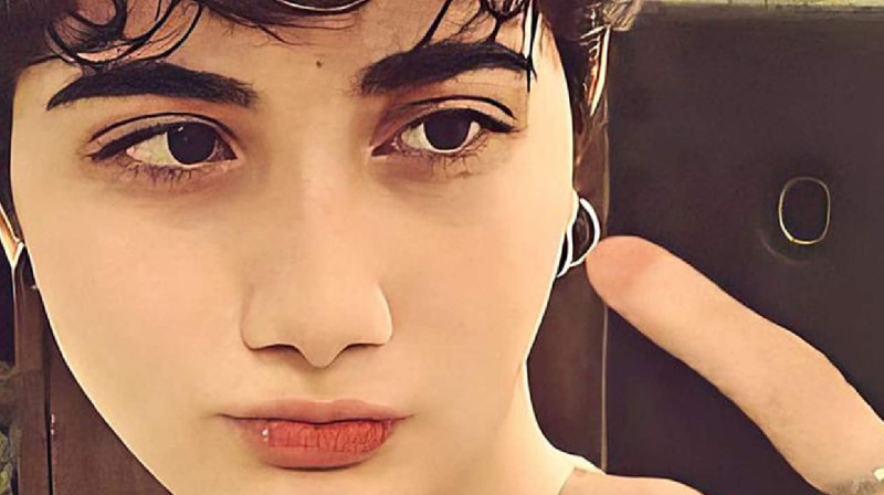 Хиджаб кимегені үшін ұсталып комаға түскен ирандық қыздың миы тоқтаған