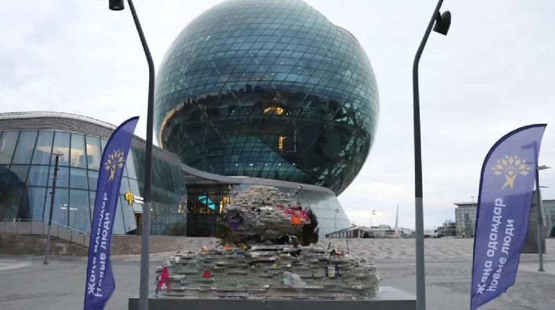 Елордада қоқыстан жасалған Жұмбақтас пайда болды