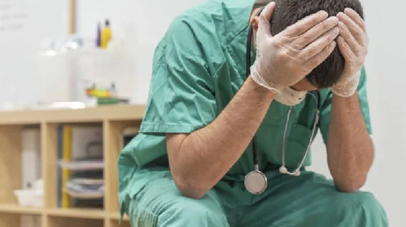 Дәрігерді ұрып-соққан ер адам қамаудан босатылды