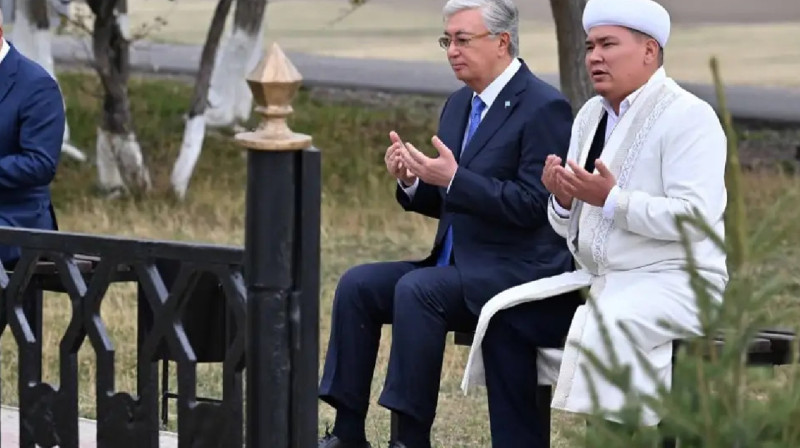 Президент Жетісу облысында Шоқан Уәлихановтың бейітіне зиярат етті