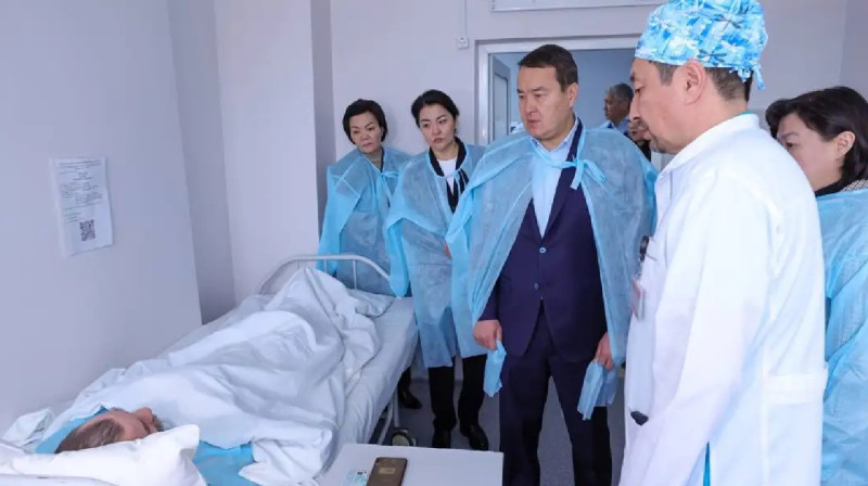 Әлихан Смайылов ауруханаға барып, зардап шеккен кеншілердің көңілін сұрады