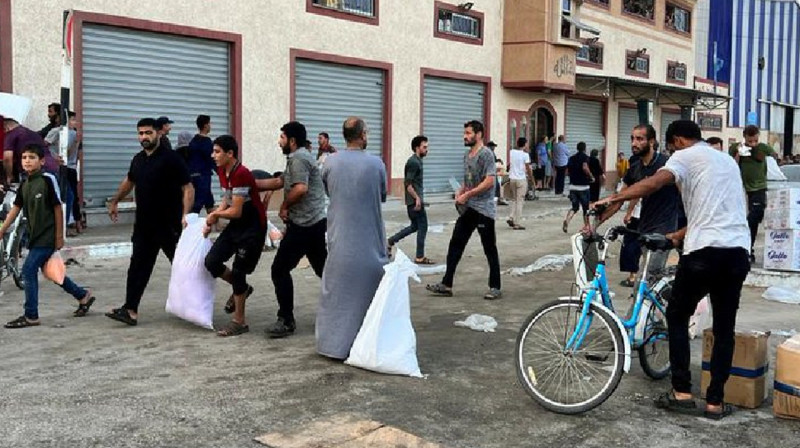 Газа тұрғындары БҰҰ-ның  UNRWA қоймалары мен тарату орталықтарына шабуыл жасады