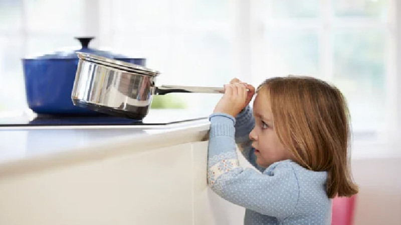 Үш жасар қыз қайнаған суға күйіп өлді