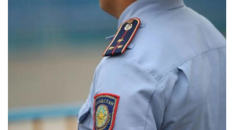 Полицейді таяқпен соққыға жықты