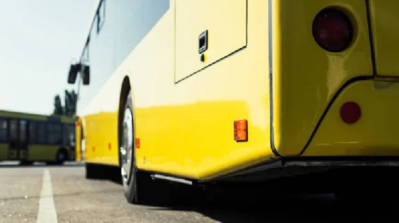 Ер адам жүріп келе жатқан автобустың астына секірген