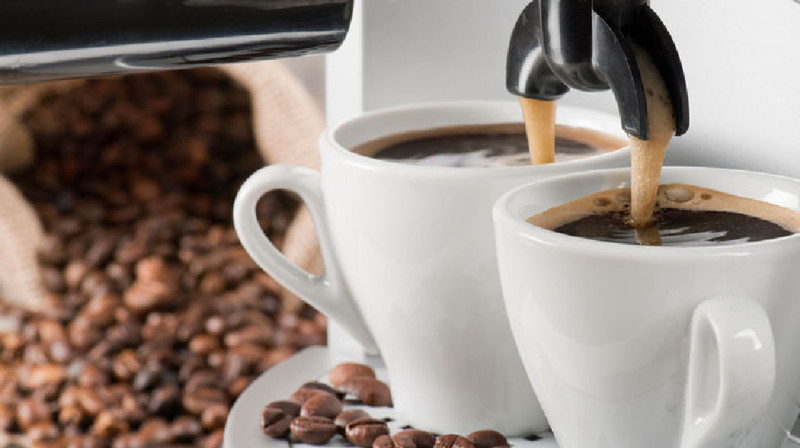 Ғалымдар кофеиннің қандай адамдарға пайдалы екенін анықтады