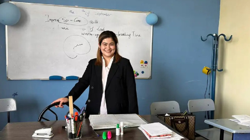 Ауылда алты тіл білетін ұстаз мектепте сабақ береді