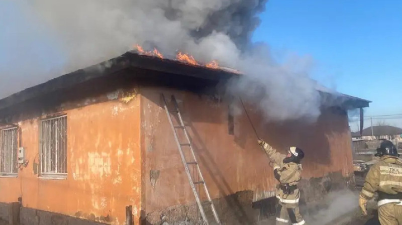 Көршісі әйел мен қаршадай 2 баланы өрттен алып шықты