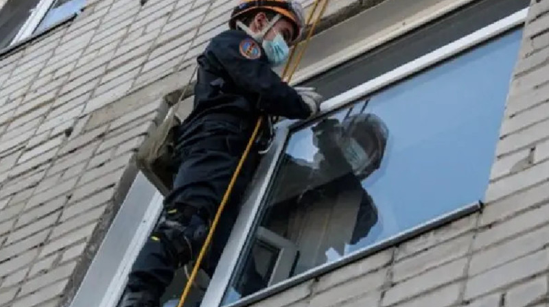 Әйел үстелде отырып өліп қалған