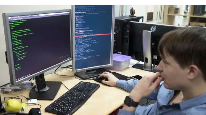 Былтыр Ресейден 100 мың IT маманы кетіп қалған, әлі кетіп жатыр