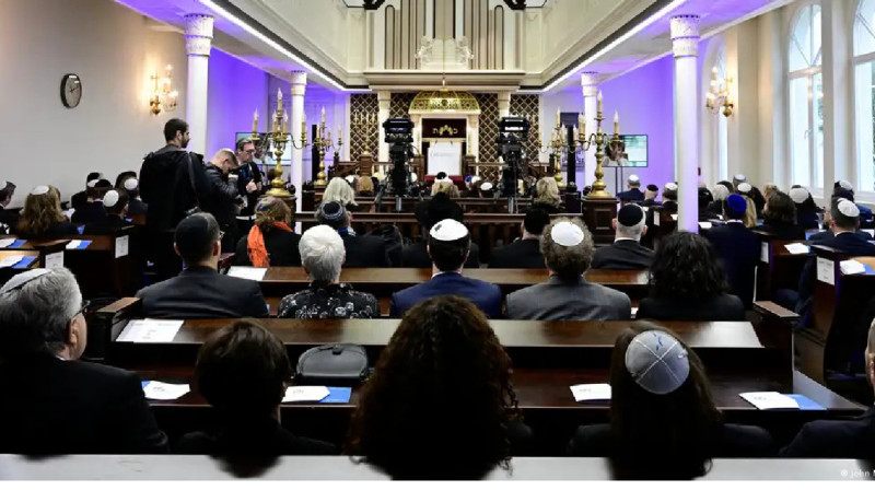 Германия канцлері елдегі антисемиттік шерулерді масқара деп атады