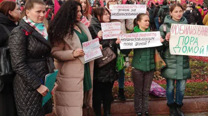 Мәскеуде соғыста жүргендердің әйелдері пикетке шықты