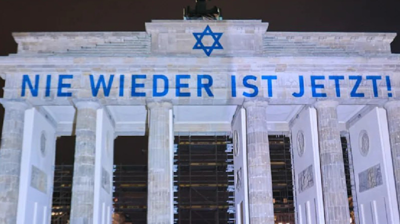 Бранденбург қақпасы антисемитизмге қарсы ұранмен жарықтандырылды