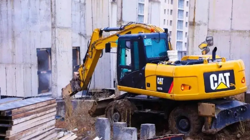 Астанада рұқсаты жоқ тұрғын үй кешені бұзылып жатыр