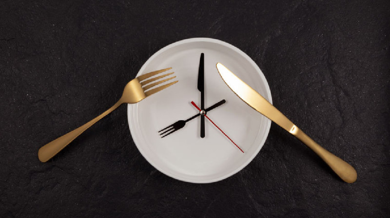 Ғалымдар: Интервалды ашығу салмақ жоғалтып, көңіл-күйді жақсартуға көмектеседі