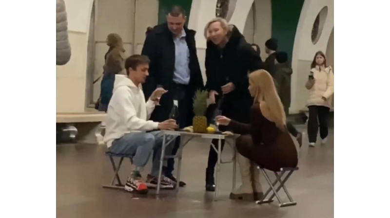 Мәскеу метросында сүйіктісіне ұсыныс жасаған жігіт қамауға алынды