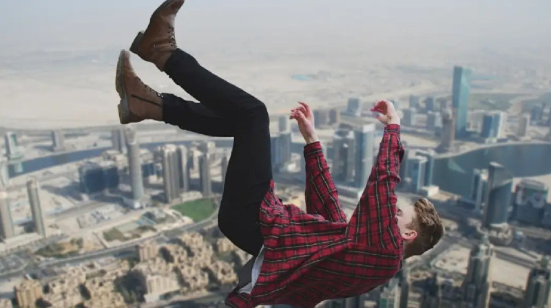 Өскеменде ер адам көпқабатты үйдің шатырынан құлап кетті