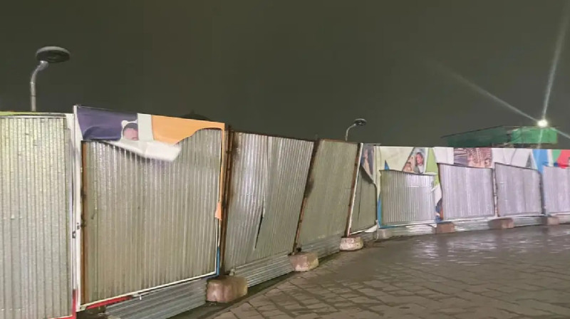 Астанада сауда орталығының қоршауы әйелдің үстіне құлады