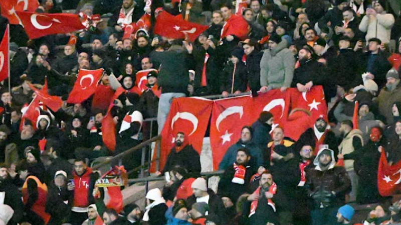 "Түркияны жақсы көрсе, Германияда неге тұрады?". Неміс саясаткерлері түрік жанкүйерлерін сынады