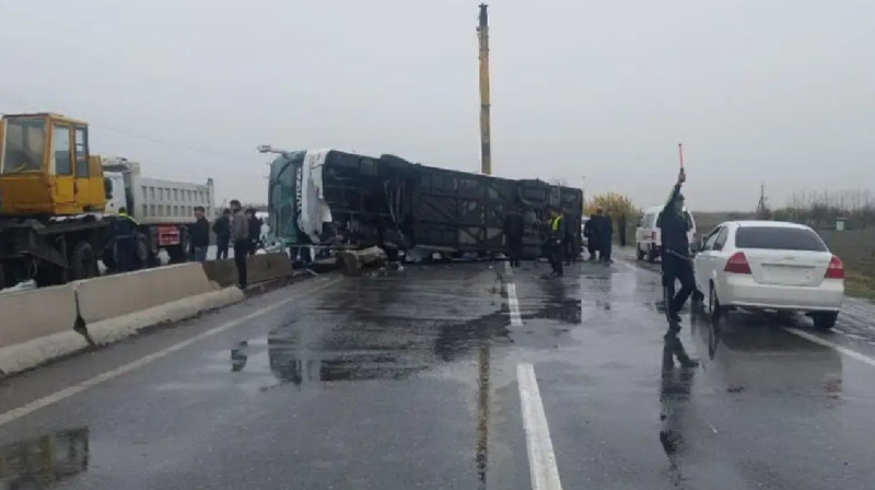 Самарқанда жолаушылар мінген автобус жол апатына ұшырады