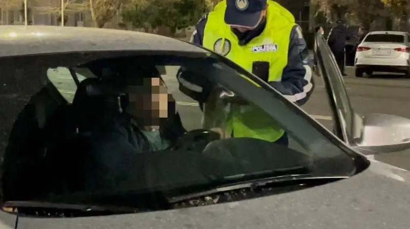 Төрт жасар баланың басы көлік арасына қысылып қалды