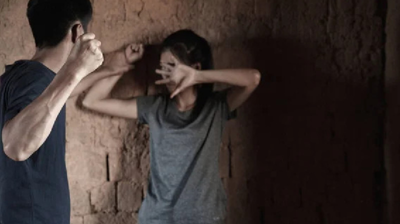 "Жетон - электронды білезік". Қырғызстан отбасындағы зомбылықпен күресіп жатыр