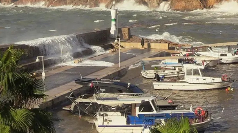 Түркияда дауылдан демалыс орындарын су басты