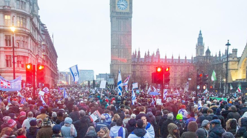 Лондонда антисемитизмге қарсы шеруге он мыңдаған адам қатысты