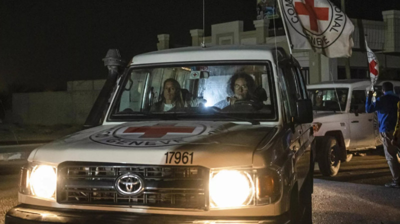 ХАМАС 14 израильдік және үш шетелдікті Қызыл крестке тапсырды