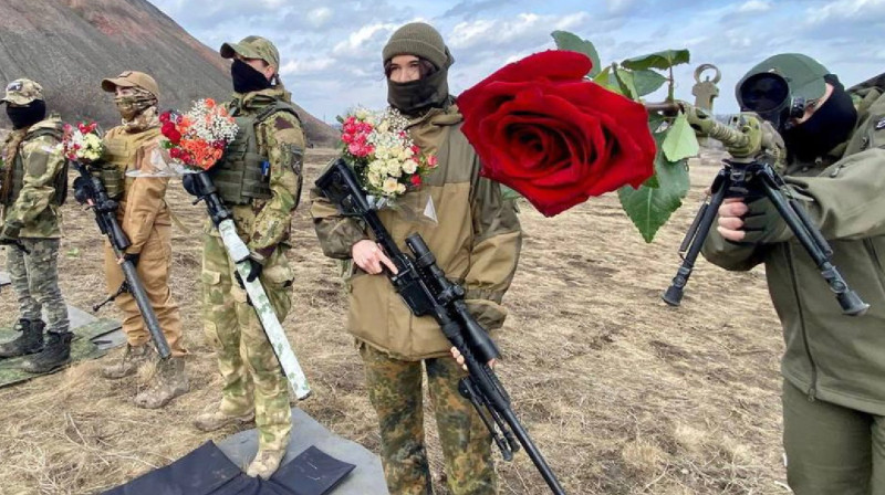 Ресей шабуыл жасағына қыз-келіншектерді алып жатыр