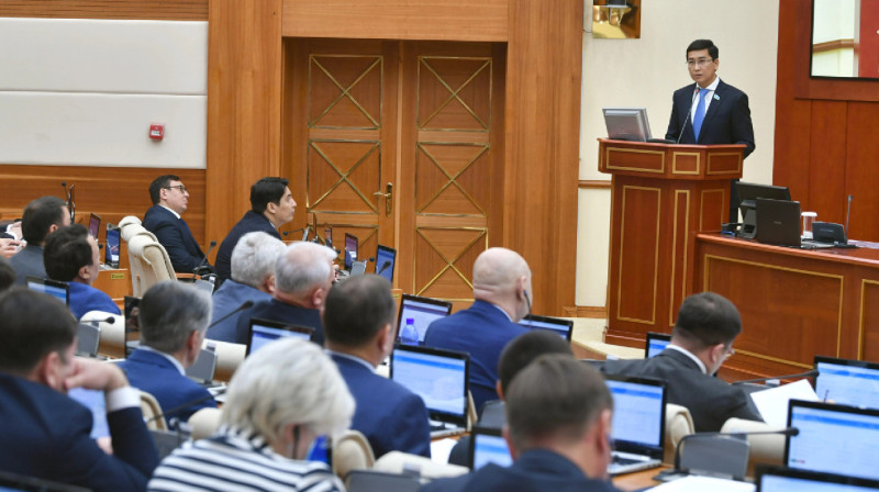 Депутат: Сабақ үстінде оқушы телефон ұстамауы керек