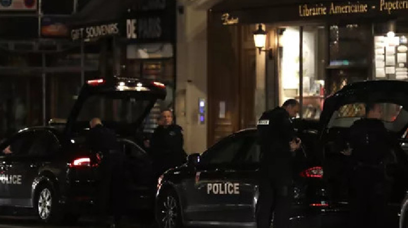 Париждің қақ ортасында пышақтасты