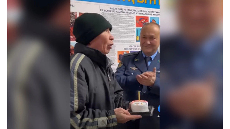 Көп жыл бойы аула сыпырған жұмысшыға полицейлер тосын сый жасады